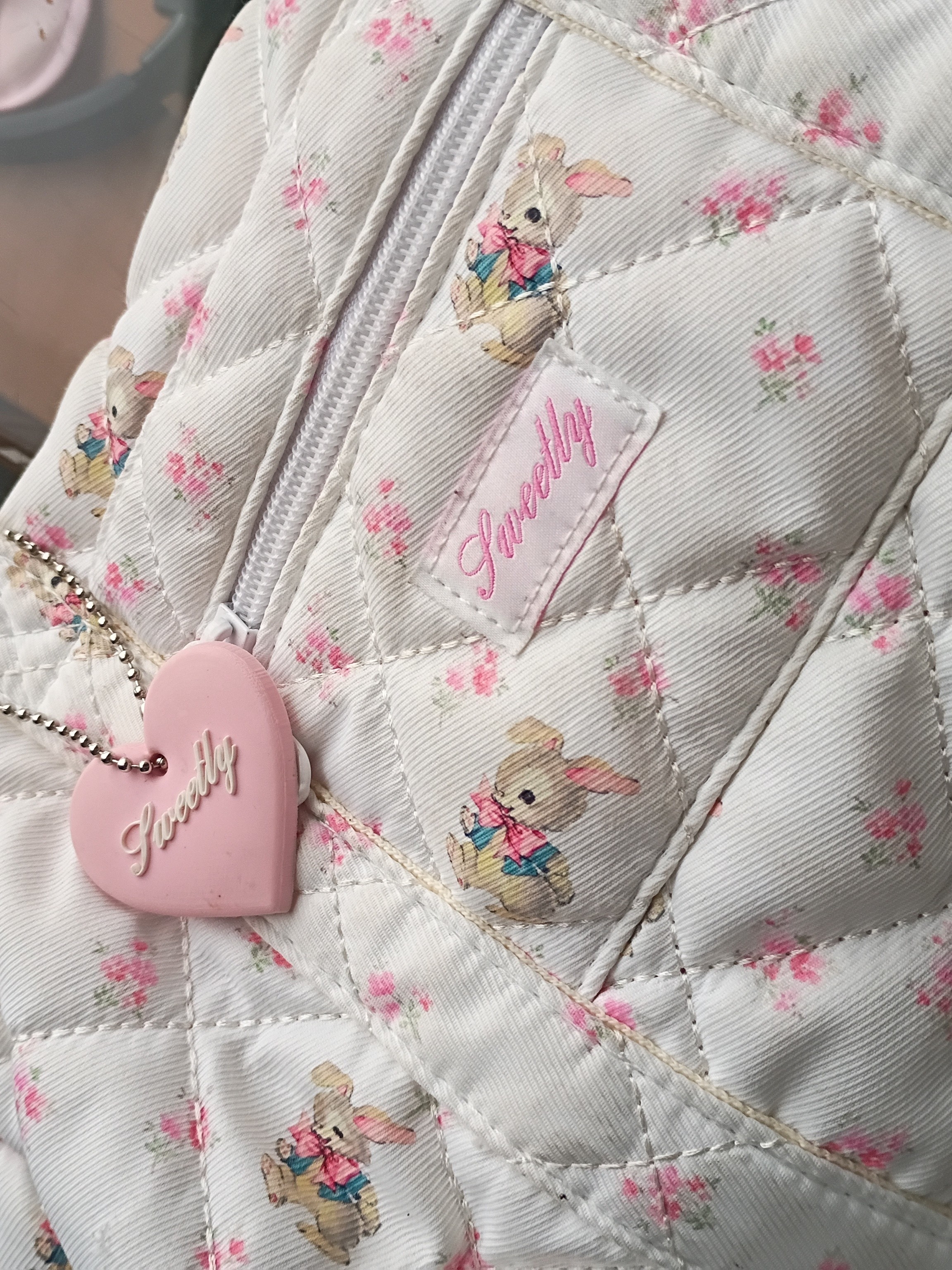 Quilted White And Pink Floral Tote Bag With Heart Charm — image 3 of 6